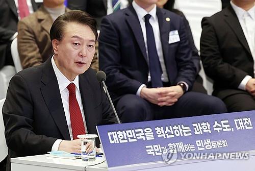 President Yoon Suk Yeol speaks during a government-public debate on science and technology issues at a hotel in Daejeon on Feb. 16, 2024. (Pool photo) (Yonhap)