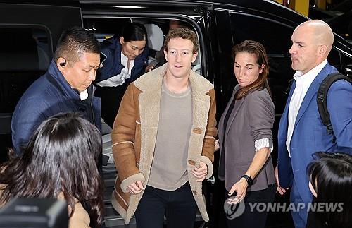 Meta Platforms Inc. CEO Mark Zuckerberg (C) arrives at LG Electronics Co.'s headquarters in Seoul on Feb. 28, 2024. (Yonhap)