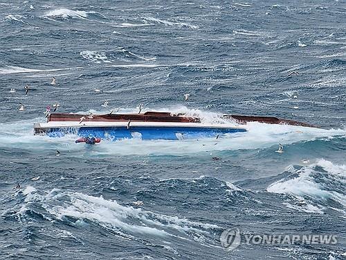 Esta imagen proporcionada por la Guardia Costera muestra un barco pesquero que volcó en aguas frente a la isla sureña de Jeju el 1 de marzo de 2024. (Yonhap)