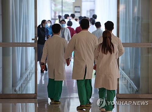 El personal médico camina hacia un paso elevado para trasladarse a otro edificio en un hospital general en Seúl el 29 de febrero de 2024. (Yonhap) 