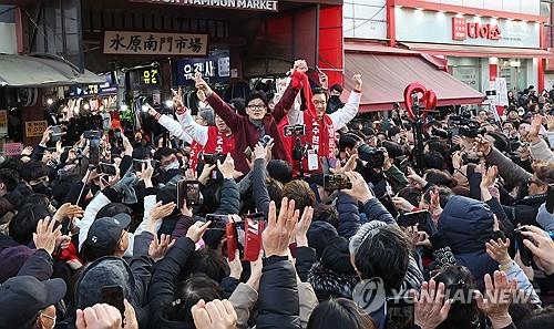 Han Dong-hoon (centro), líder interino del gobernante Partido del Poder Popular (PPP), y los candidatos del PPP para las elecciones generales del 10 de abril saludan a los ciudadanos durante una visita a un mercado tradicional en Suwon, a 30 kilómetros al sur de Seúl, el 7 de marzo. , 2024. (Yonhap)