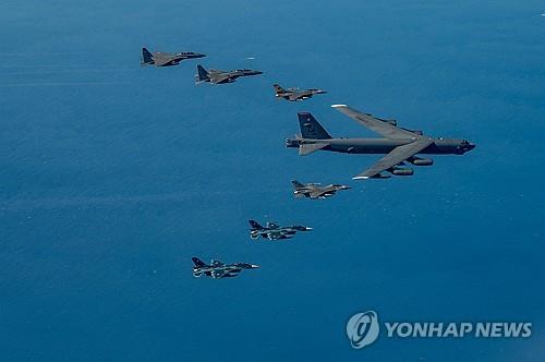 Un bombardero estratégico B-52 estadounidense participa en un ejercicio aéreo combinado con aviones de combate F-35A de Corea del Sur sobre la Península de Corea el 17 de octubre de 2023, en esta fotografía de archivo proporcionada por la Fuerza Aérea de Corea del Sur.  (FOTO NO EN VENTA) (Yonhap)