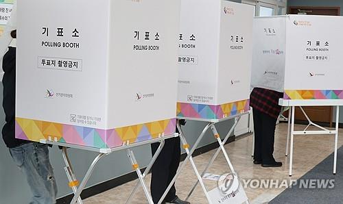 Los ciudadanos votan en las casillas electorales de una escuela secundaria en la isla sureña de Jeju el 10 de abril de 2024. (Yonhap)