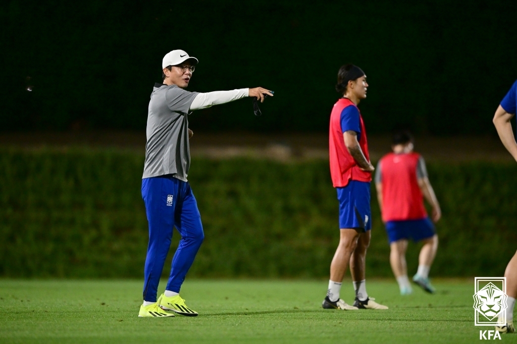 South Korea head coach Hwang Sun-hong (L) gives instruction to his players during a training session for the Asian Football Confederation U-23 Asian Cup at Al Ersal Training Site in Doha on April 12, 2024, in this photo provided by the Korea Football Association. (PHOTO NOT FOR SALE) (Yonhap)