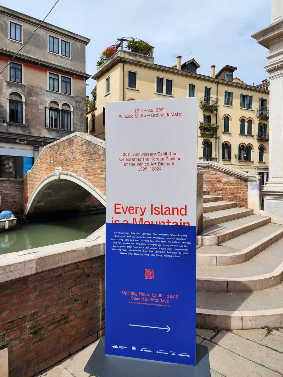 A sign points to the direction of Palazzo Malta—Ordine di Malta in Venice, where "Every Island is a Mountain" takes place on April 18, 2024. (Yonhap)