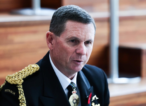 El vicealmirante Mark Hammond, jefe de la Marina Real Australiana, habla durante una entrevista con la Agencia de Noticias Yonhap en el Memorial de Guerra de Corea en Seúl el 25 de abril de 2024, después de asistir a una ceremonia que conmemora el Día ANZAC, un día nacional de conmemoración en Australia y Nueva Zelanda.  (Yonhap) 