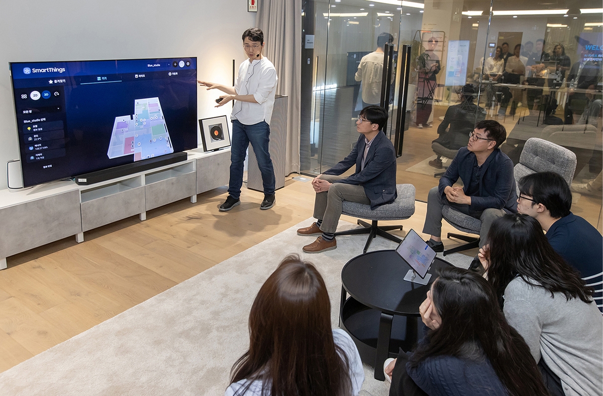 An official from Samsung Electronics Co. explains the company's "AI Life Solution" at its headquarters in Suwon, south of Seoul, on May 14, 2024, in this photo provided by the company. (PHOTO NOT FOR SALE) (Yonhap)