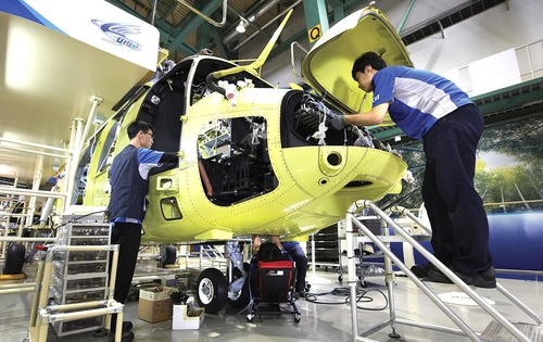 Engineers of Korea Aerospace Industries (KAI) assemble parts of the Light Armed Helicopter in the assembly line in Sacheon, about 300 kilometers southeast of Seoul, in this photo provided by KAI. (PHOTO NOT FOR SALE) (Yonhap) 
