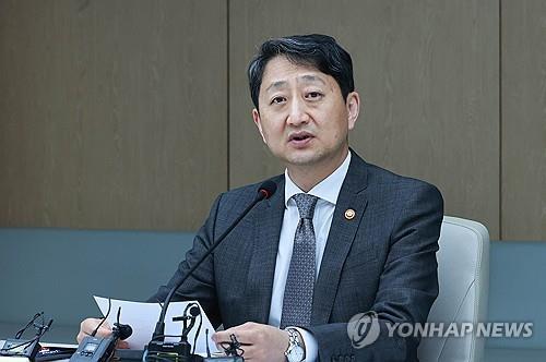 This undated file photo provided by the Ministry of Trade, Industry and Energy shows Industry Minister Ahn Duk-geun. (PHOTO NOT FOR SALE) (Yonhap)