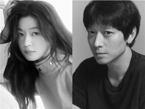 Actors Jun Ji-hyun and Gang Dong-won are seen in these photos provided by the companies representing the stars. (PHOTO NOT FOR SALE) (Yonhap)