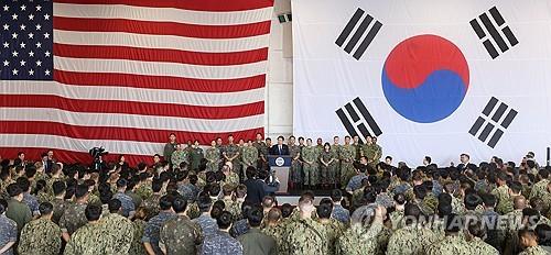 El presidente Yoon Suk Yeol habla durante su visita al USS Theodore Roosevelt (CVN-71), que estaba atracado en un puerto naval en la ciudad sureste de Busan, el 25 de junio de 2024, en esta fotografía proporcionada por la oficina presidencial.  (FOTO NO EN VENTA) (Yonhap) 