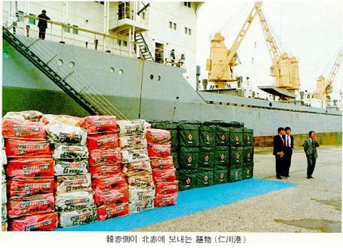 Esta fotografía, proporcionada por el Ministerio de Unificación el 2 de julio de 2024, muestra la llegada en 1985 de bienes donados por Corea del Norte destinados a ayudar a las víctimas de las inundaciones de Corea del Sur en un puerto de Incheon, al oeste de Seúl. (FOTO NO A LA VENTA) (Yonhap)