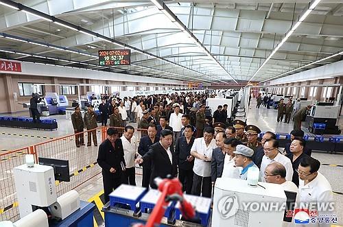 El líder norcoreano Kim Jong-un (segundo desde la izq.) visita una importante planta industrial el 2 de julio de 2024, en esta fotografía proporcionada por la Agencia Central de Noticias de Corea del Norte. (Para uso exclusivo en la República de Corea. Prohibida su redistribución) (Yonhap)