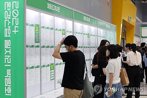 A job fair is crowded with jobseekers in Seoul, in this file photo taken July 3, 2024. (Yonhap)