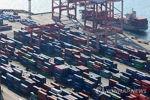 This file photo taken Nov. 1, 2023, shows a port in South Korea's southeastern city of Busan. (Yonhap)