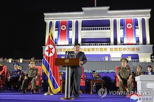 El líder norcoreano Kim Jong-un (centro) pronuncia un discurso durante una ceremonia para transferir un nuevo sistema de armas de misiles balísticos tácticos a las unidades de primera línea que se lleva a cabo en Pyongyang el 4 de agosto de 2024, en esta foto proporcionada por la Agencia Central de Noticias de Corea del Norte. (Para uso exclusivo en la República de Corea. Prohibida su redistribución) (Yonhap)