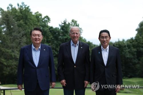 Esta foto de archivo del 18 de agosto de 2023 muestra al presidente de Corea del Sur, Yoon Suk Yeol (izq.), al presidente de Estados Unidos, Joe Biden (centro), y al primer ministro japonés, Fumio Kishida, en un almuerzo posterior a una cumbre trilateral en la residencia presidencial de Camp David, en Maryland. (Foto de grupo) (Yonhap)