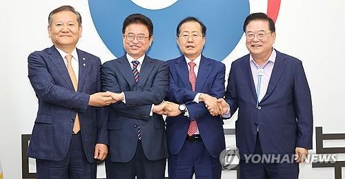 En esta foto de archivo, el alcalde de Daegu, Hong Joon-pyo (segundo desde la derecha), el gobernador de Gyeongsang del Norte, Lee Cheol-woo (segundo desde la izquierda), el ministro del Interior y Seguridad, Lee Sang-min (izq.), y Woo Dong-gi, presidente del Comité Presidencial para la Descentralización y el Desarrollo Equilibrado, se reúnen en Seúl el 4 de junio de 2024 para discutir la integración de Daegu y la provincia de Gyeongsang del Norte. (Foto de grupo) (Yonhap)