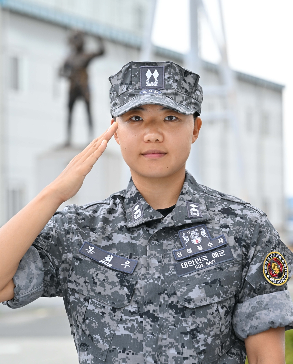 El teniente de primera clase Mun Hee-woo saluda en esta fotografía proporcionada por la Marina el 30 de agosto de 2024. (LA FOTO NO ESTÁ A LA VENTA) (Yonhap)