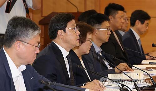 Noh Yun-hong (2.º desde la izq.), quien encabeza un comité presidencial sobre reforma médica, habla durante una reunión en Seúl el 30 de agosto de 2024. (Yonhap)