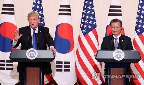 El presidente de Corea del Sur, Moon Jae-in (derecha), y el presidente de Estados Unidos, Donald Trump, celebran una conferencia conjunta tras su cumbre bilateral en la oficina presidencial surcoreana, Cheong Wa Dae, en Seúl, en esta foto de archivo del 7 de noviembre de 2017. (Yonhap)