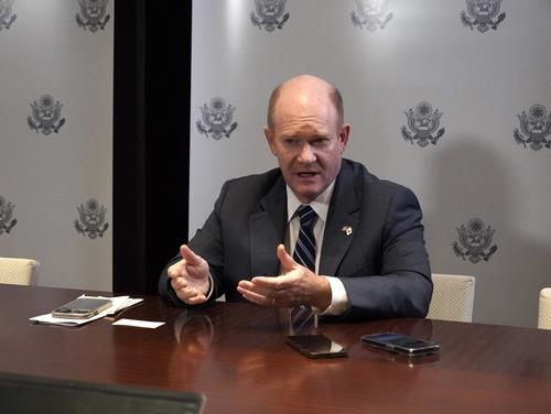 El senador Chris Coons (demócrata por Delaware) habla durante una entrevista con la agencia de noticias Yonhap en Seúl el 3 de septiembre de 2024, en esta foto proporcionada por la embajada de Estados Unidos en Seúl. (LA FOTO NO ESTÁ A LA VENTA) (Yonhap) 