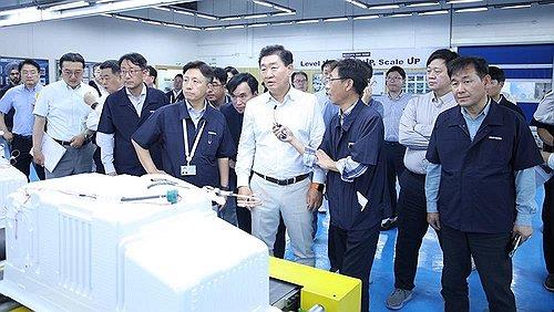 In this file photo provided by Samsung Electronics Co., Vice Chairman Han Jong-hee (C in white shirt) visits the company's facility in India on July 30, 2024. (PHOTO NOT FOR SALE) (Yonhap)