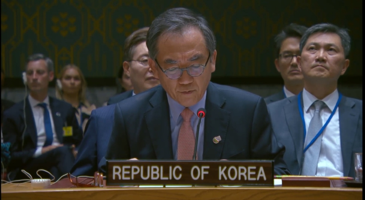 El ministro de Asuntos Exteriores de Corea del Sur, Cho Tae-yul, habla durante una reunión del Consejo de Seguridad de la ONU sobre Ucrania en la sede de la ONU en Nueva York el 24 de septiembre de 2024, en esta foto capturada por UN Web TV. (FOTO NO A LA VENTA) (Yonhap)