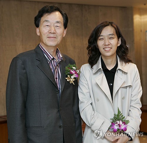 Novelist Han Seung-won (L) poses for a photo with his daughter, novelist Han Kang, in this 2005 file photo provided by the South Korean publisher Munhak Sasang. (PHOTO NOT FOR SALE) (Yonhap)