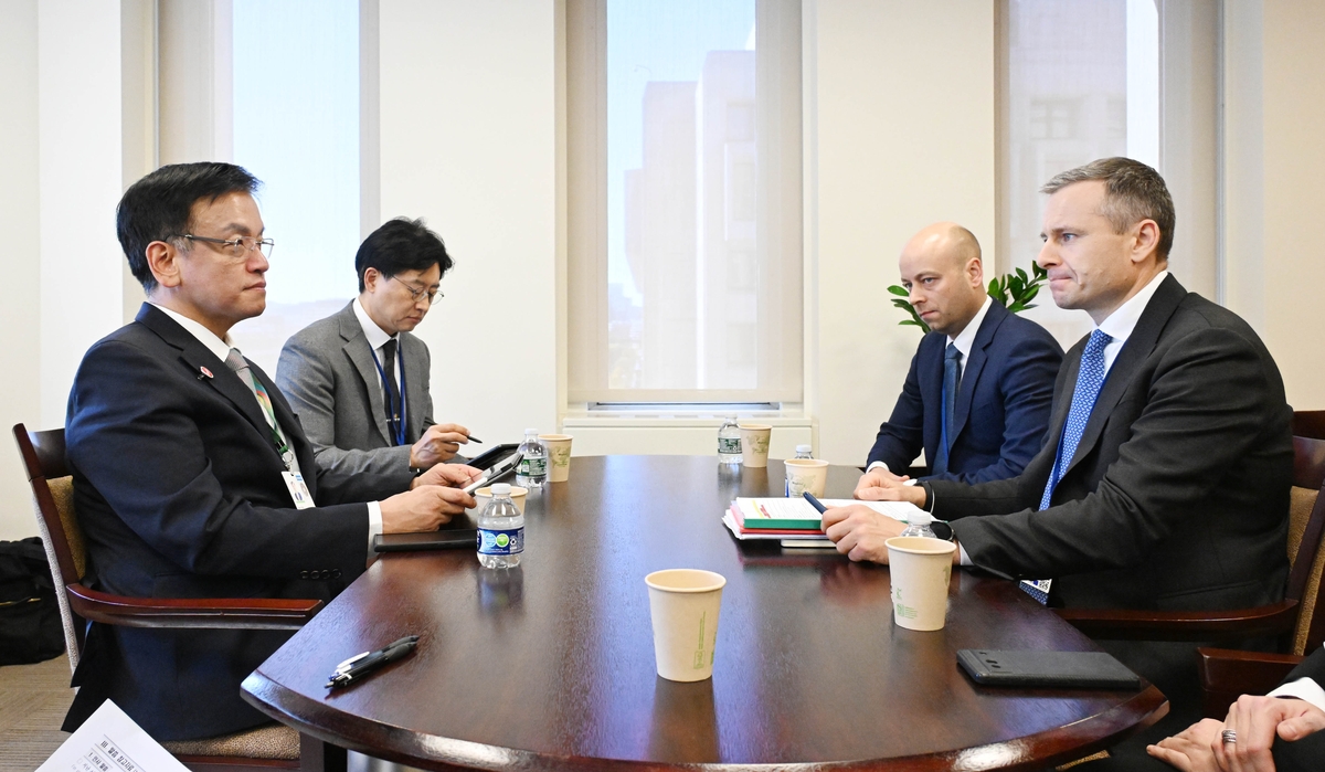 El ministro de Finanzas de Corea del Sur, Choi Sang-mok (i), habla con el ministro de Finanzas de Ucrania, Sergii Marchenko (derecha), en Washington el 25 de octubre de 2024, en esta fotografía proporcionada por la oficina de Choi. (FOTO NO EN VENTA) (Yonhap)