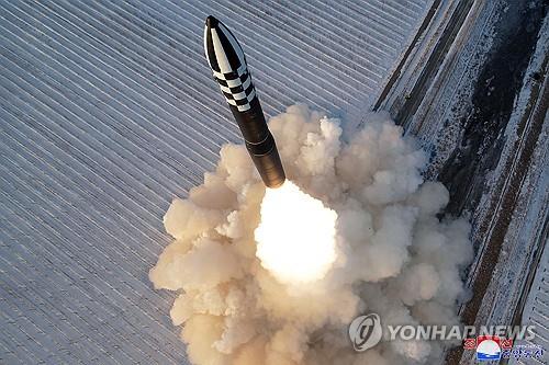 Corea del Norte dispara un misil balístico intercontinental (ICBM) de combustible sólido Hwasong-18 el 18 de diciembre de 2023, en esta fotografía de archivo publicada por la Agencia Central de Noticias de Corea oficial del Norte al día siguiente. (Para uso únicamente en la República de Corea. Sin redistribución) (Yonhap)