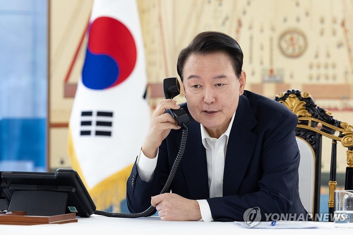 El presidente Yoon Suk Yeol habla por teléfono con el presidente electo de Estados Unidos, Donald Trump, el 7 de noviembre de 2024, en esta fotografía proporcionada por la oficina presidencial. (FOTO NO EN VENTA) (Yonhap)