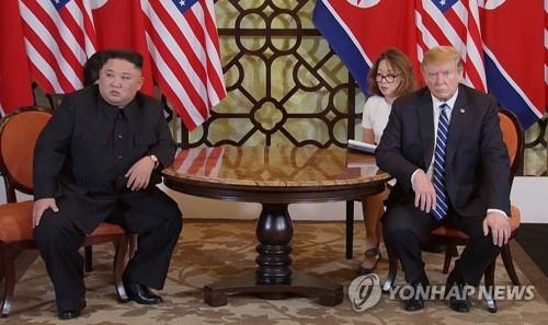 Esta fotografía de archivo de la EPA muestra al líder norcoreano Kim Jong-un (izq.) y al presidente estadounidense Donald Trump durante su cumbre en Hanói el 28 de febrero de 2019. (Yonhap)