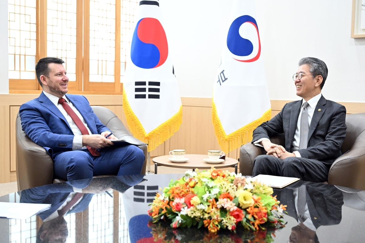 Esta foto, proporcionada por el Ministerio de Asuntos Exteriores, muestra a Jonatan Vseviov (izq.), secretario general del Ministerio de Asuntos Exteriores de Estonia, y al primer viceministro de Asuntos Exteriores, Kim Hong-kyun, durante conversaciones el 15 de noviembre de 2024. (FOTO NO A LA VENTA) (Yonhap)