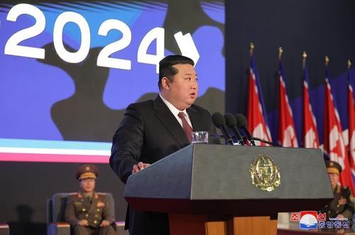 Esta fotografía, publicada por la Agencia Central de Noticias de Corea el 22 de noviembre de 2024, muestra al líder Kim Jong-un pronunciando un discurso en la ceremonia de apertura de una exposición de armas titulada "Desarrollo de la Defensa Nacional-2024," en Pyongyang el día anterior. (Para uso únicamente en la República de Corea. Sin redistribución) (Yonhap)