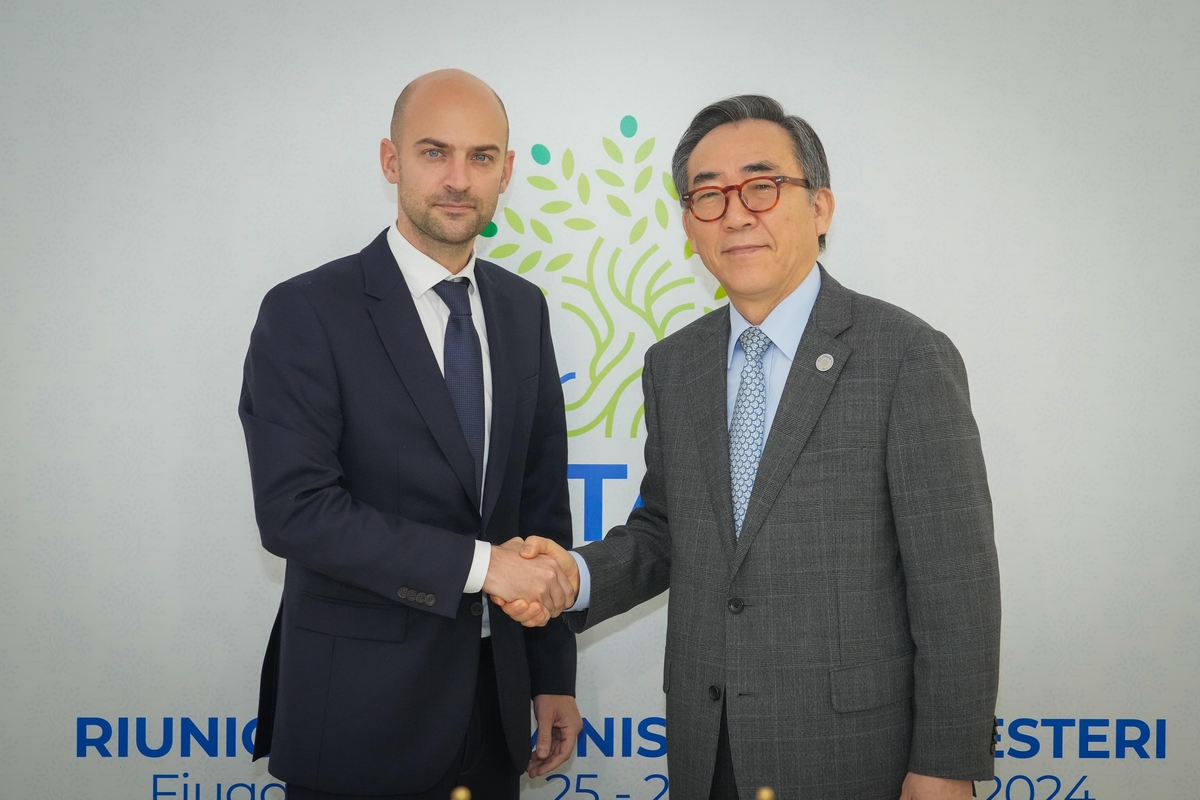 El Ministro de Asuntos Exteriores de Corea del Sur, Cho Tae-yul (R), le da la mano al Ministro de Asuntos Exteriores francés, Jean-Noel Barrot, durante sus conversaciones en Fiuggi, Italia, el 26 de noviembre de 2024, al margen de la reunión de ministros de Asuntos Exteriores del Grupo de los Siete. naciones avanzadas, en esta fotografía proporcionada por el Ministerio de Asuntos Exteriores de Seúl. (FOTO NO EN VENTA) (Yonhap)