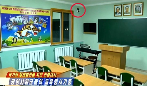 Esta imagen capturada de un vídeo publicado por la Agencia Central de Noticias de Corea el 21 de noviembre de 2024 muestra una cámara CCTV en la esquina superior de un aula de la escuela secundaria superior Songga en Pyongyang. (Yonhap)