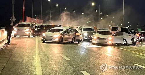 Esta foto, proporcionada por un lector de Yonhap News, muestra 53 automóviles que chocaron en una carretera en Wonju, provincia de Gangwon, el 27 de noviembre de 2024. (FOTO NO A LA VENTA) (Yonhap)