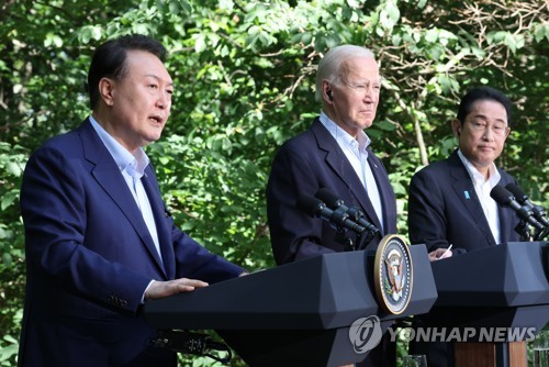 El presidente Yoon Suk Yeol (i), el presidente estadounidense Joe Biden (centro) y el primer ministro japonés, Fumio Kishida, pronuncian una conferencia de prensa conjunta en Camp David, Maryland, el 18 de agosto de 2023. (Yonhap)