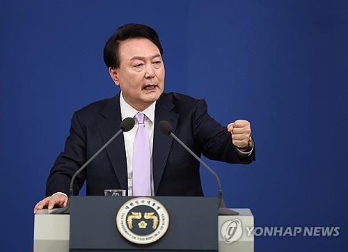 El presidente Yoon Suk Yeol habla durante una conferencia de prensa en la oficina presidencial en Seúl en esta fotografía de archivo del 7 de noviembre de 2024. (Yonhap)