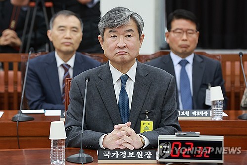 En esta fotografía de archivo, Cho Tae-yong (centro), jefe del Servicio Nacional de Inteligencia, asiste a una sesión del comité de inteligencia parlamentario en la Asamblea Nacional, en el oeste de Seúl, el 7 de diciembre de 2024. (Foto de la piscina) (Yonhap)