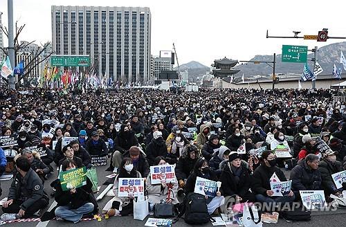 Los manifestantes realizan una manifestación en Seúl el 4 de enero de 2025, pidiendo el arresto inmediato y el juicio político del presidente Yoon Suk Yeol. (Yonhap)