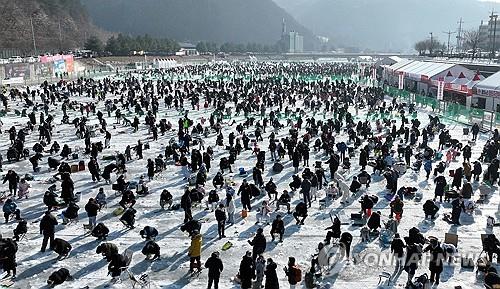 Los visitantes disfrutan de la pesca en el hielo en el Festival Hwacheon Sancheoneo Ice de 2025 en Hwacheon, provincia de Gangwon. (Yonhap)