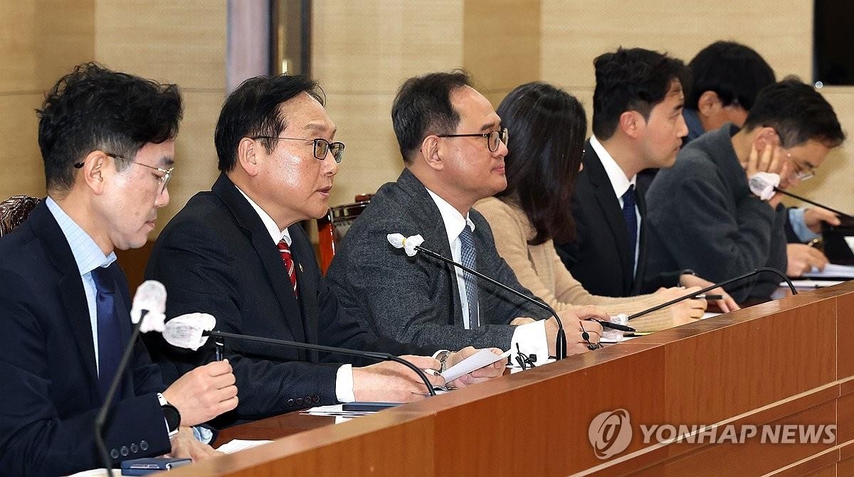 Esta foto de archivo tomada el 3 de febrero de 2025 muestra el ministro de Comercio Corea del Sur, Cheong In-Kyo (2º de L) que presenta una reunión celebrada en el Complejo del Gobierno en Sejong, a unos 110 kilómetros al sur de Seúl, para discutir la respuesta del país a El cambio en las políticas comerciales de los Estados Unidos, incluidas las nuevas tarifas. (Yonhap)