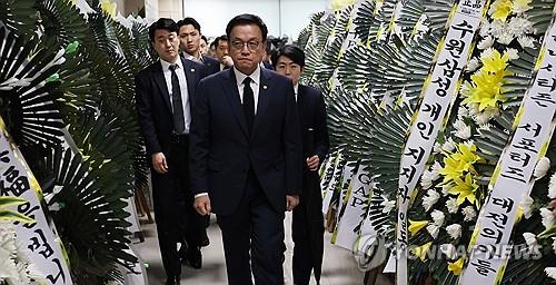 El presidente interino, Choi Sang-Mok, visita el funeral de una niña de 8 años, que fue asesinada trágicamente por un maestro de la escuela primaria, el 12 de febrero de 2025. (Yonhap)