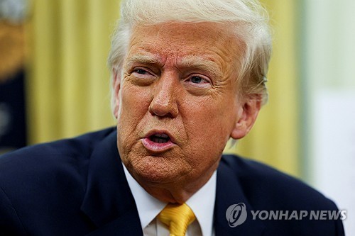 El presidente de los Estados Unidos, Donald Trump, ofrece comentarios en la Oficina Oval de la Casa Blanca en Washington el 7 de marzo de 2025, en esta foto publicada por Reuters. (Yonhap)