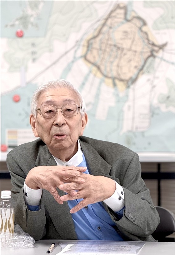 Satoshi Tanaka, un sobreviviente de los bombardeos atómicos de Hiroshima de 1945 y un director representativo de la Confederación Japonesa de Organizaciones de Sufrigers de Bombas A y H (Nihon Hidankyo) habla durante una reunión con reporteros surcoreanos en Hiroshima, Japón, el 16 de marzo de 2025 (Yonhap)