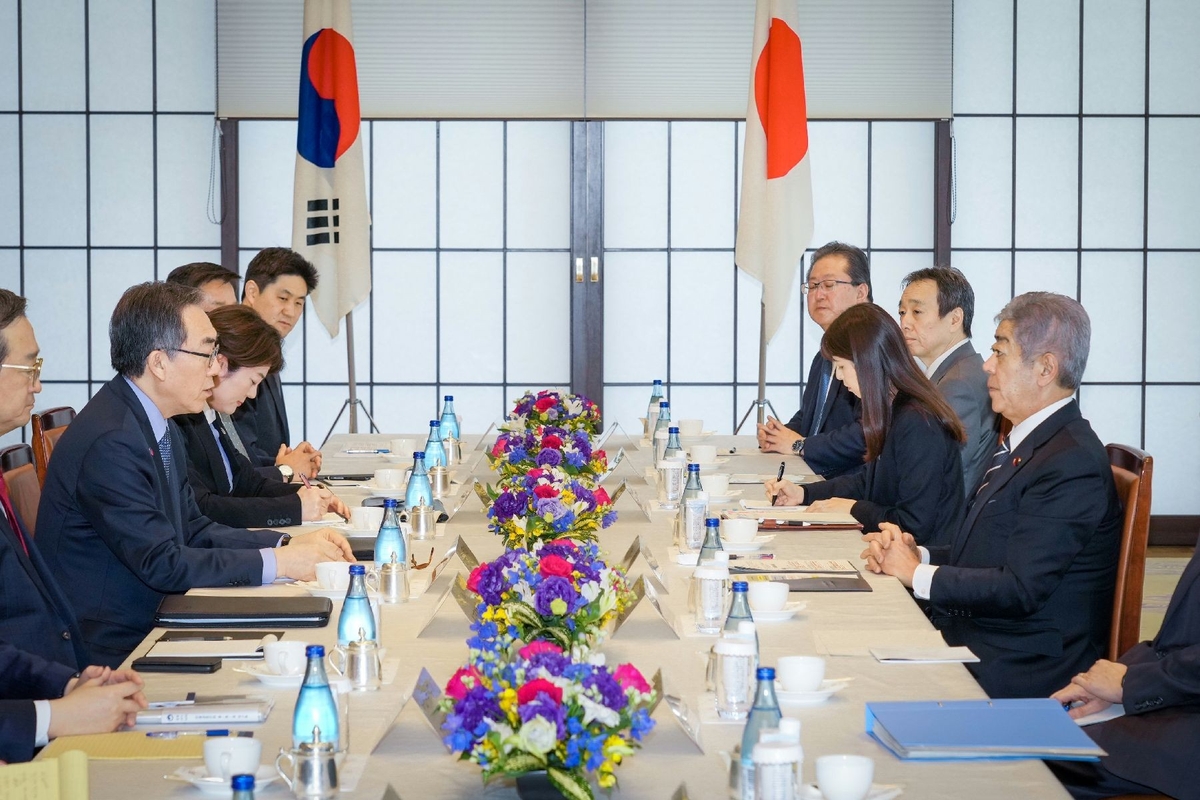 El ministro de Relaciones Exteriores, Cho Tae-Yul (2º de L), tiene conversaciones con el ministro de Asuntos Exteriores japonés Takeshi Iwaya (R) en Tokio el 22 de marzo de 2025, en esta foto proporcionada por el Ministerio de Relaciones Exteriores en Seúl. (Foto no a la venta) (Yonhap) 