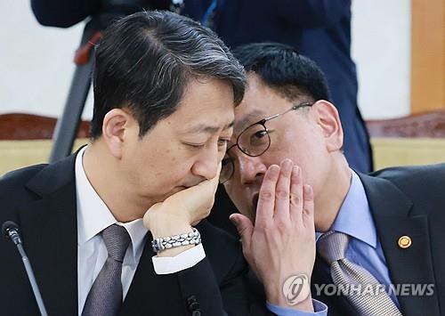 Finance Minister Choi Sang-mok (R) speaks with Industry Minister Ahn Duk-geun during an economic security task force meeting in Seoul on April 21, 2025. (Yonhap)