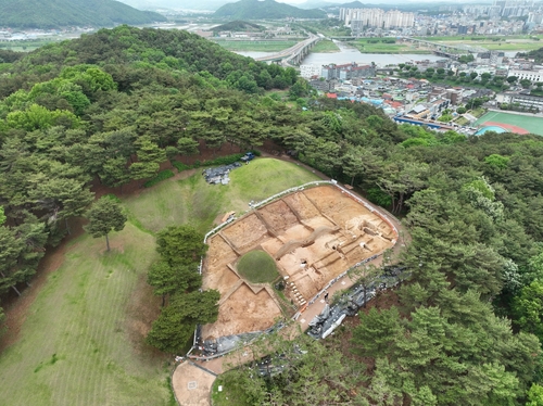 扶余国立文化財研究所が提供した画像は、紀元475年から538年まで百済の首都であった忠清南道公州市にある王陵群の1号～4号墳の再調査現場である。